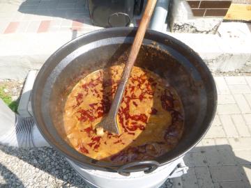 pochutnať ste si mohli aj na guláši pochutnať ste si mohli aj na guláši