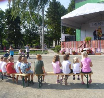 žonglérska show stredovekého šaška žonglérska show stredovekého šaška