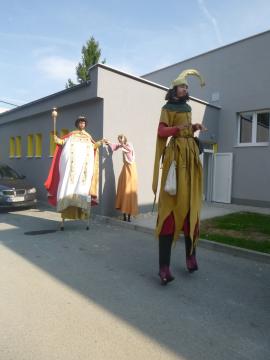 prichádzajú Šašo, Kráľ a Princezná prichádzajú Šašo, Kráľ a Princezná